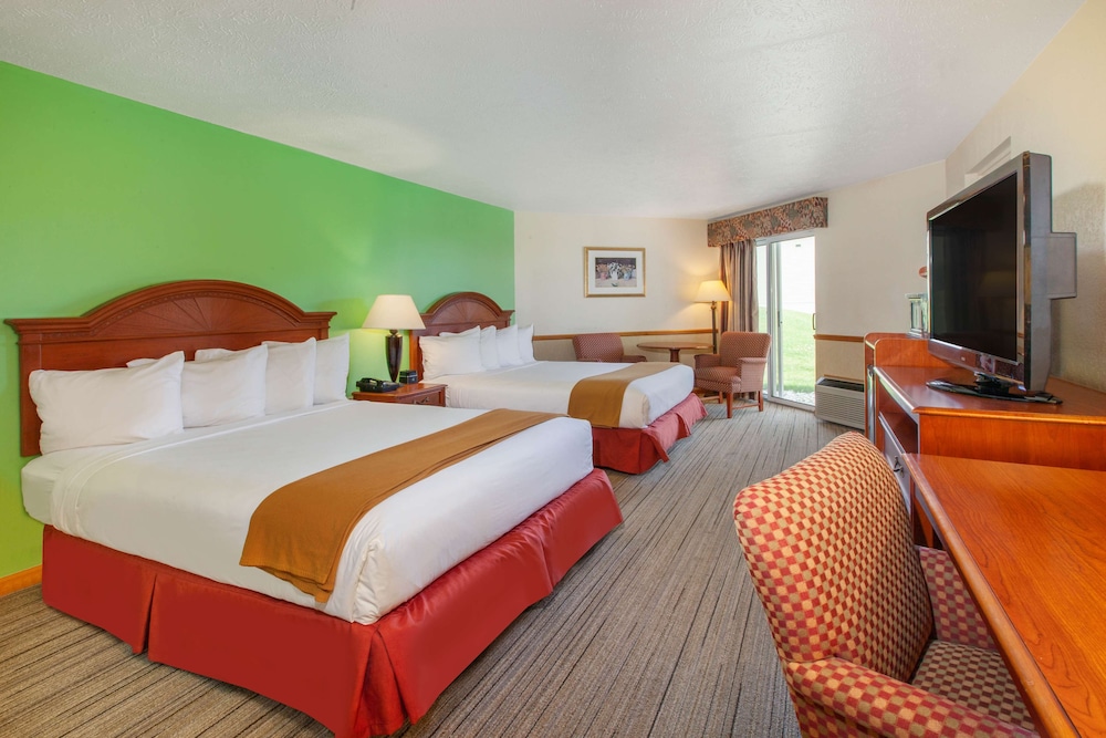 Suite, Multiple Beds, Non Smoking, Patio photo 2