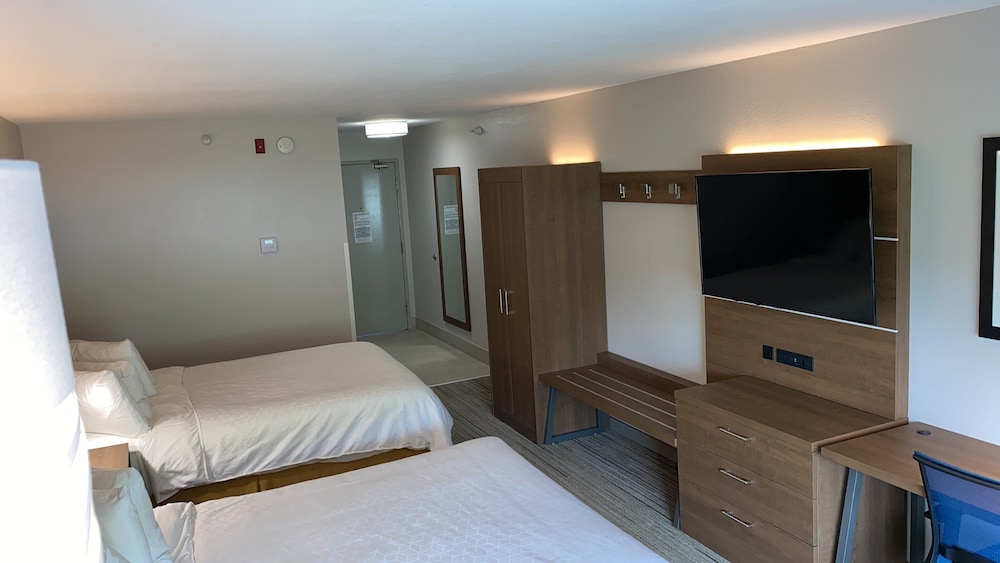 Standard Room, 2 Queen Beds - Photo 9