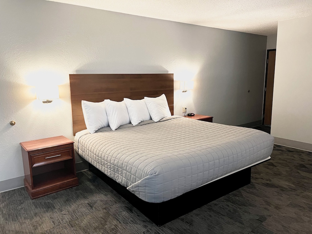 Deluxe Room, 1 King Bed, Non Smoking - Photo 5