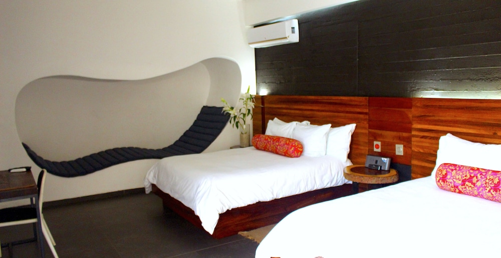 Room, 2 Queen Beds, Garden View