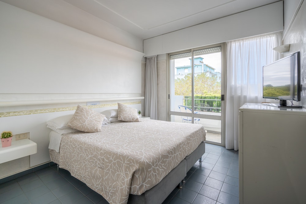 Standard Double or Twin Room - Photo 10