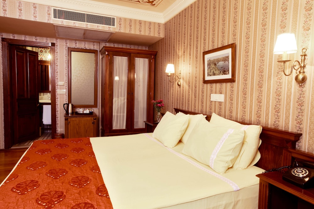 Deluxe Room (Neighborhood View) photo 2