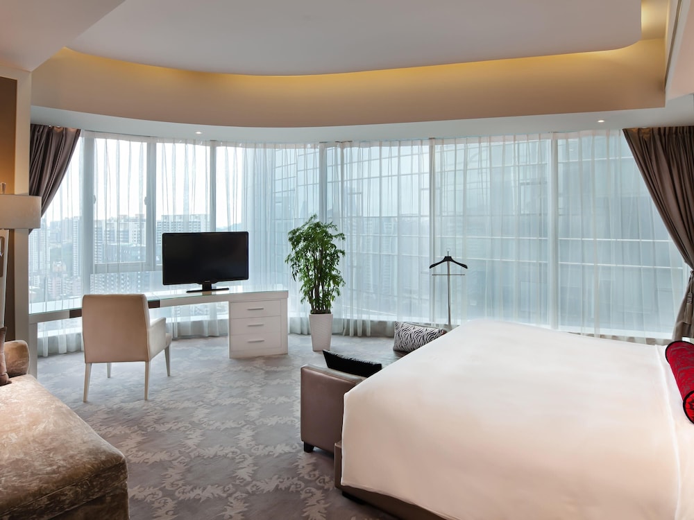 Suite, 1 King Bed (Opera) photo 2