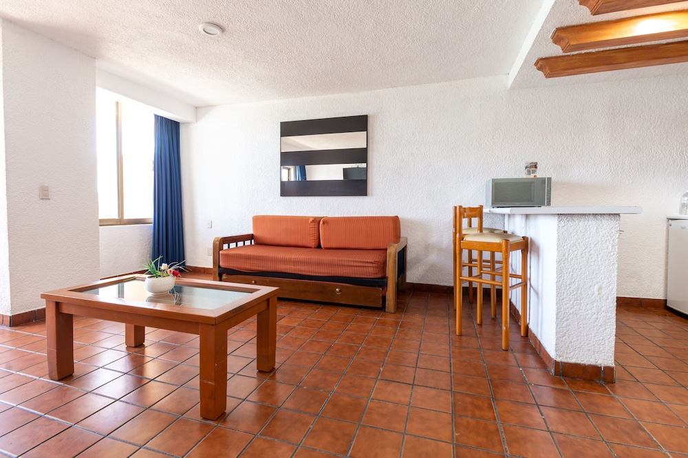 Suite, 1 Bedroom, Oceanfront - Photo 5