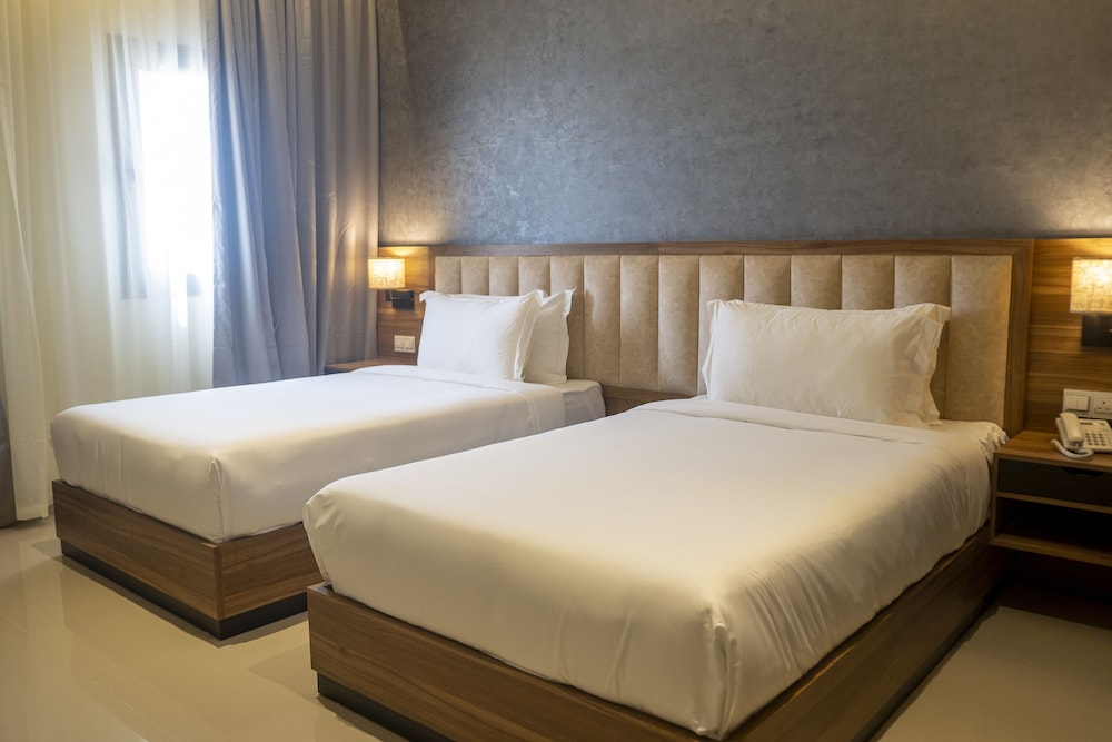 Executive Suite - Photo 14