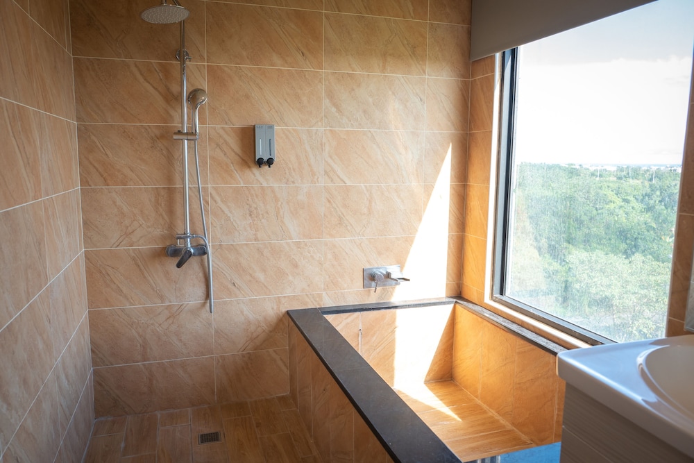 Superior Twin Room, Bathtub photo 3