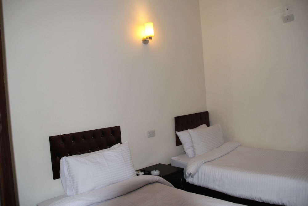 Twin Room, 2 Twin Beds, Private Bathroom - Photo 4