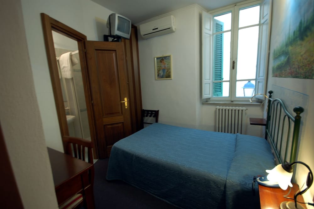 Standard Double or Twin Room, Private Bathroom - Photo 3