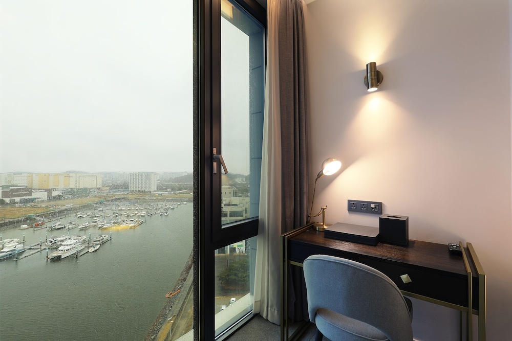 Junior Suite King (Complimentary Pool Access for 2) - Photo 10