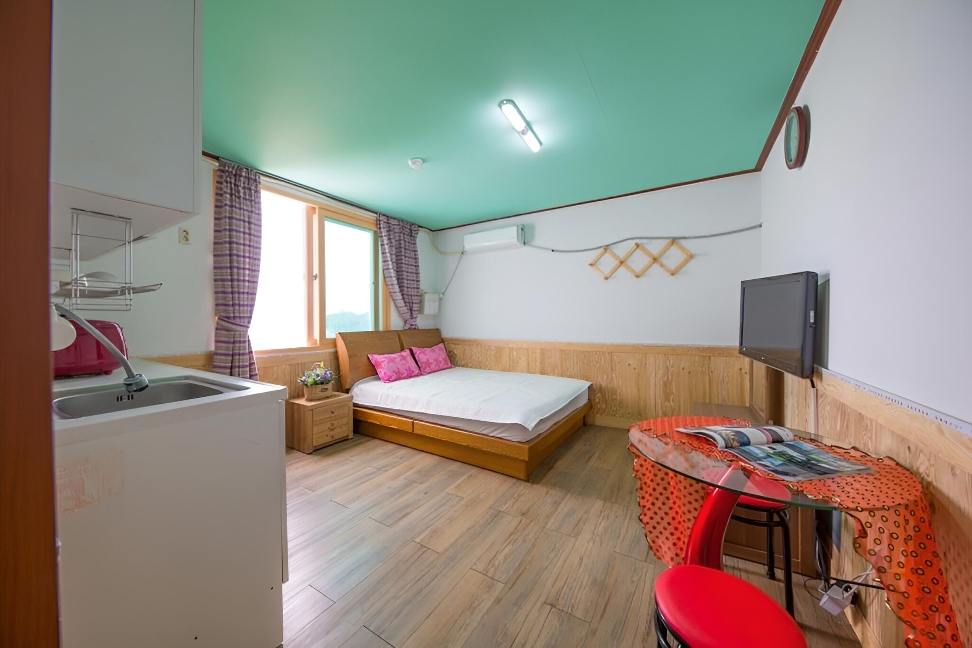 Room (307 (23m beds)) - Photo 2