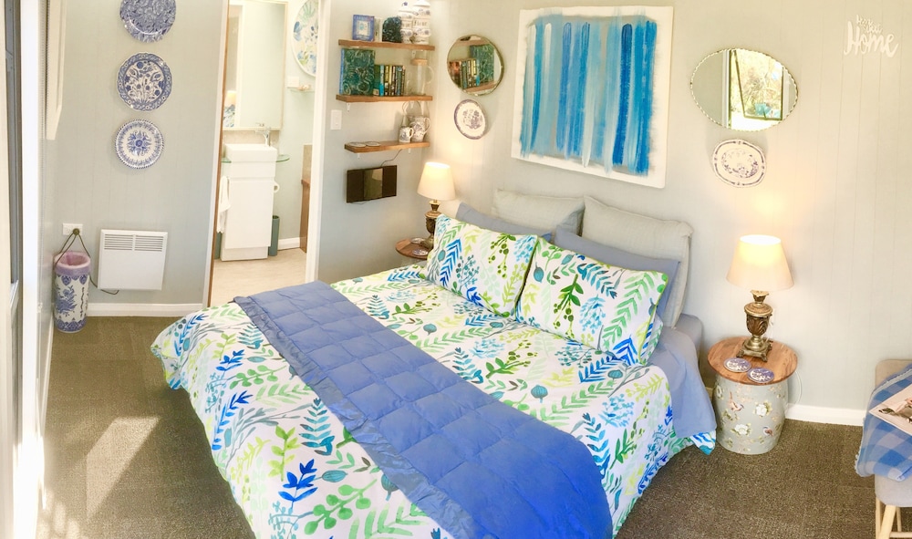 Signature Chalet, 1 Queen Bed, Non Smoking, Garden View photo 2