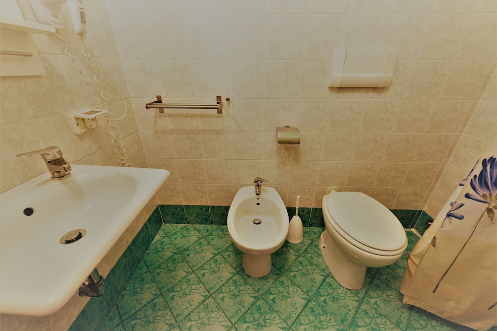 Economy Single Room, Shared Bathroom photo 3