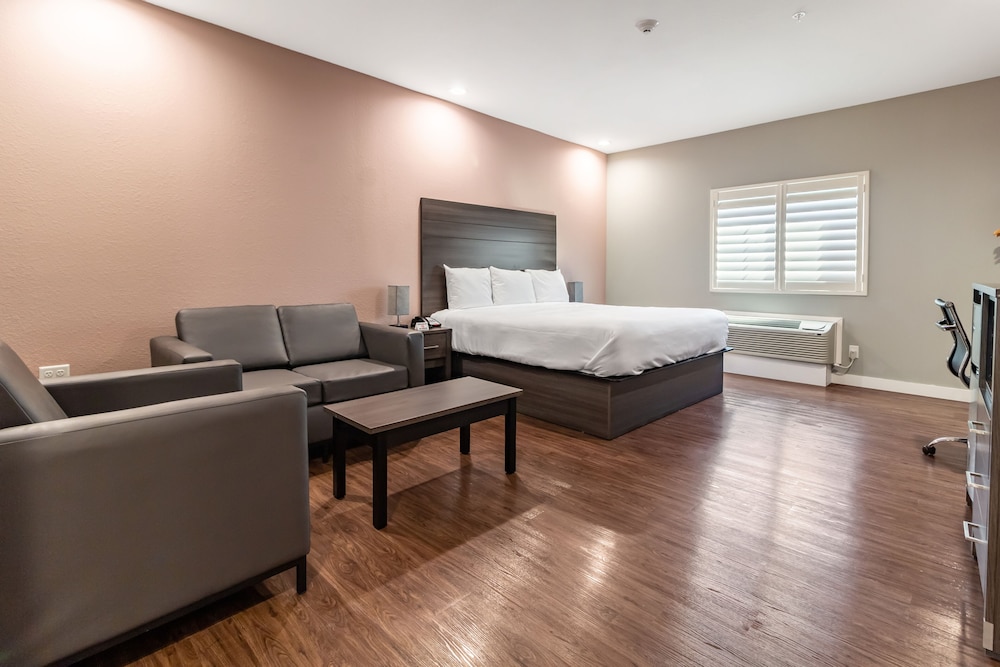 Standard Room, 1 King Bed - Photo 3