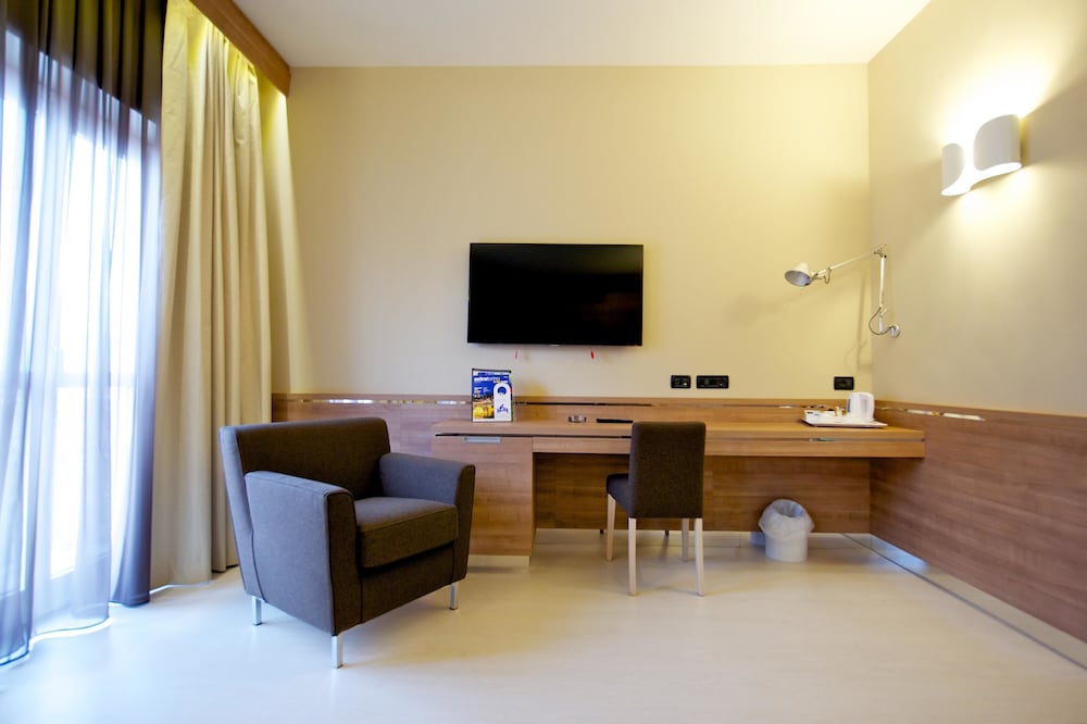 Deluxe Room, Balcony - Photo 3