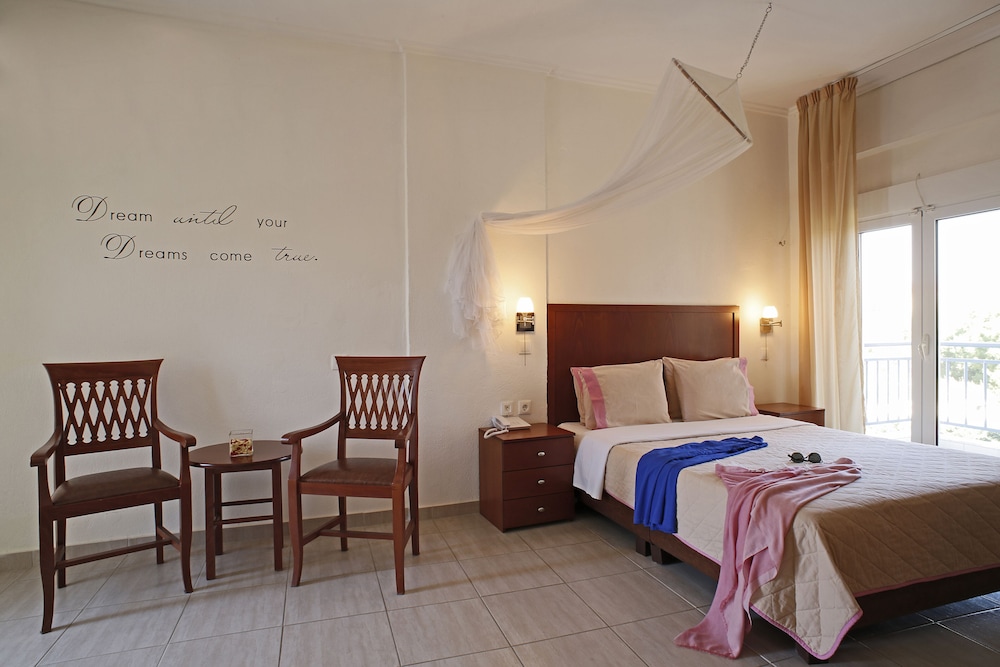 Suite, 1 Queen Bed with Sofa bed photo 3
