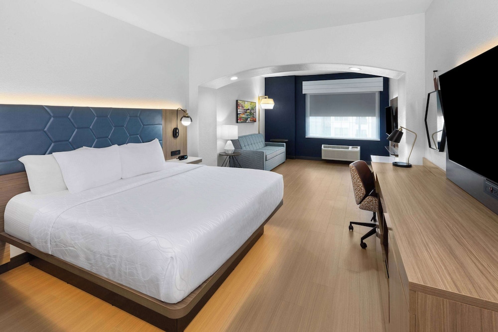 Deluxe Suite, 1 King Bed, Non Smoking - Photo 1
