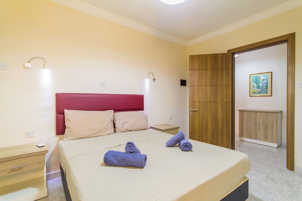 Family Apartment, Multiple Bedrooms (Sunny pool and terrace - Merill nb1)