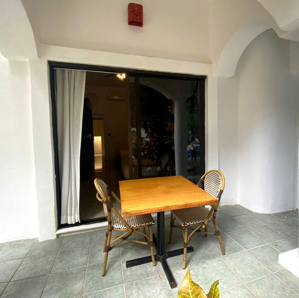 Quadruple Room, Poolside - Photo 4