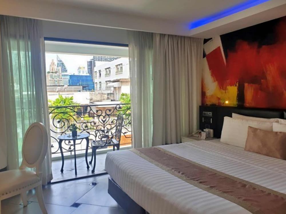 Family Room, 2 Bedrooms, City View photo 3