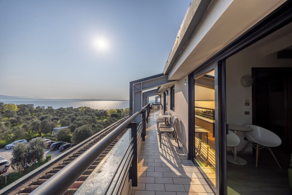 Family Room, Balcony, Lake View - Photo 2