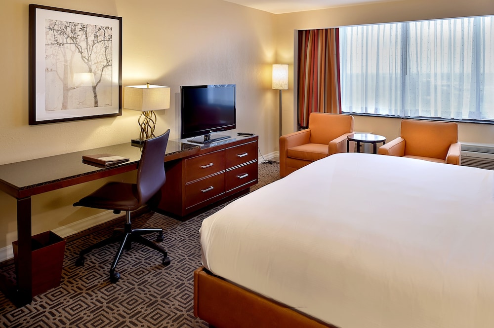 Executive Suite, 1 King Bed with Sofa bed, Non Smoking photo 3
