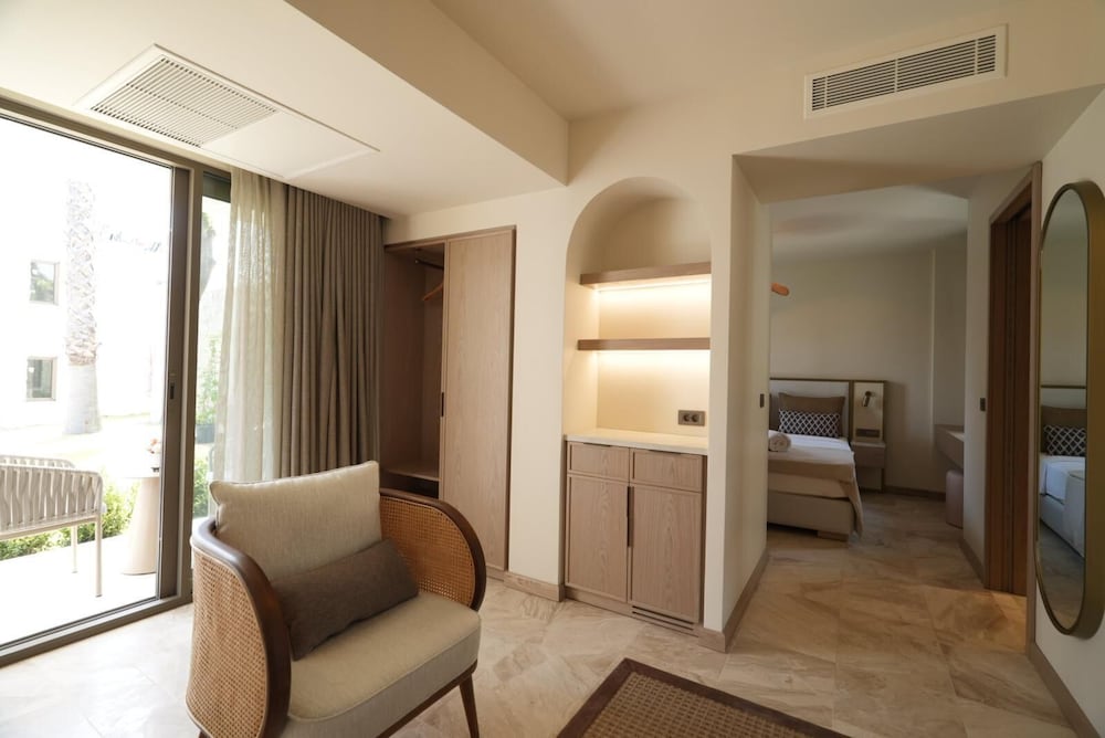 Superior Suite, 1 Bedroom, Courtyard View