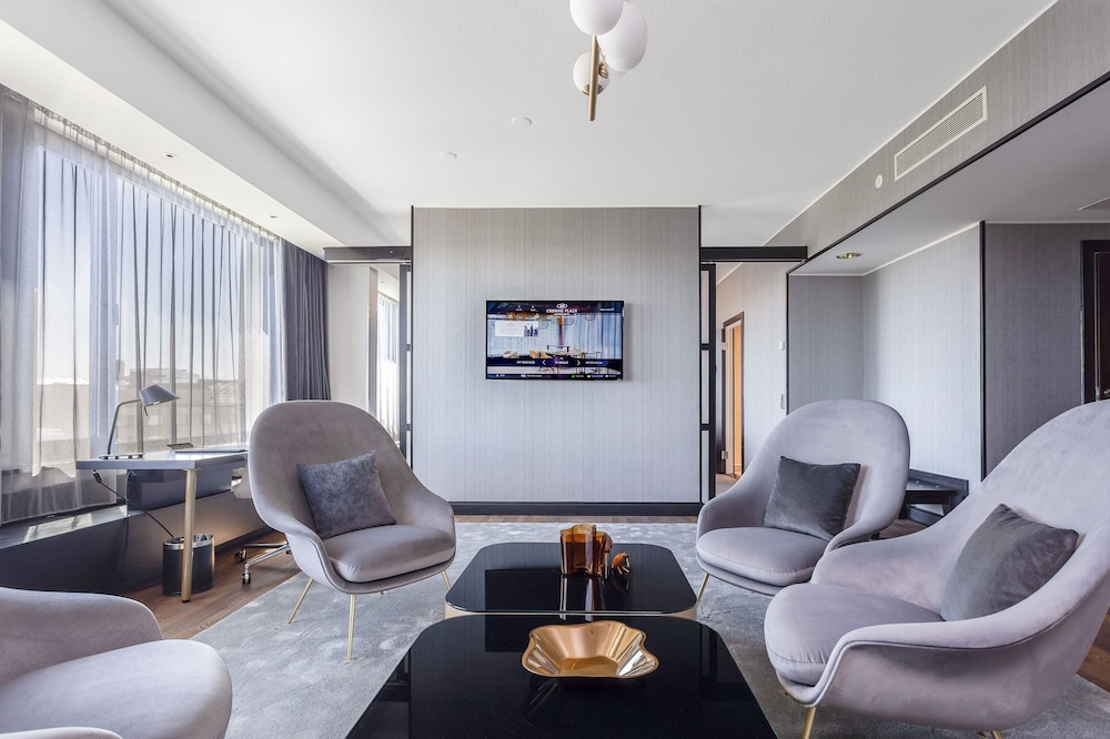 Suite, 1 King Bed, Club Lounge Access (Living Dining Area)
