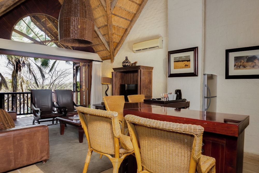 Executive Suite, 1 King Bed, River View, Lakeside, photo 6