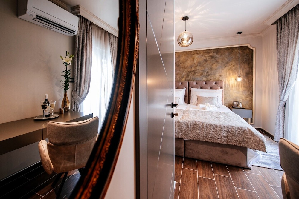 Exclusive Room, 1 Queen Bed, Private Bathroom, City View