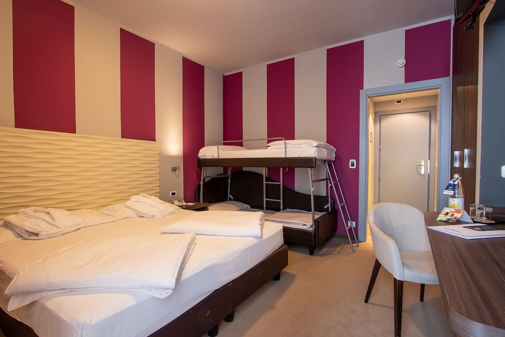Family Quadruple Room (2 Adults + 2 Children)