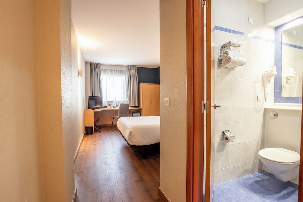Room - Photo 8