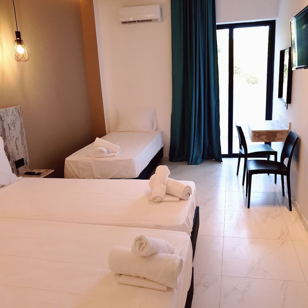 Standard Triple Room, 1 Bedroom photo 2
