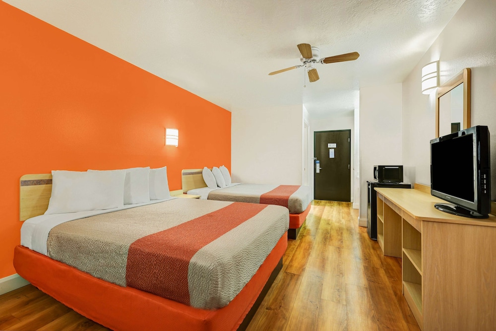 Standard Room, 2 Queen Beds, Non Smoking photo 3