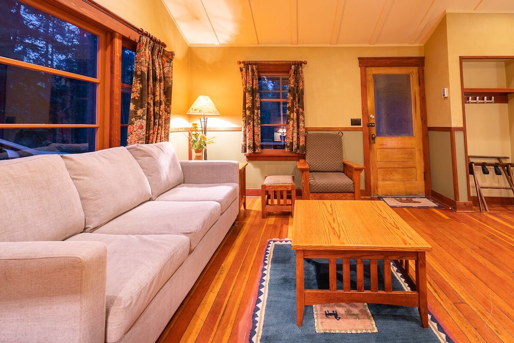 Grand Cabin, 1 Queen Bed, Fireplace photo 1