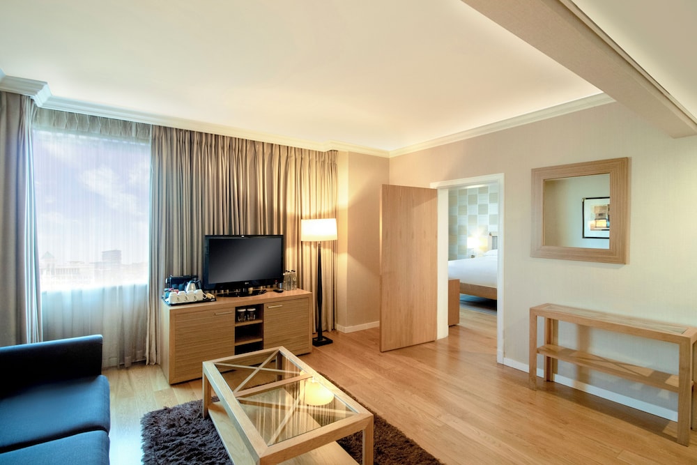 Suite, 1 Bedroom - Photo 2