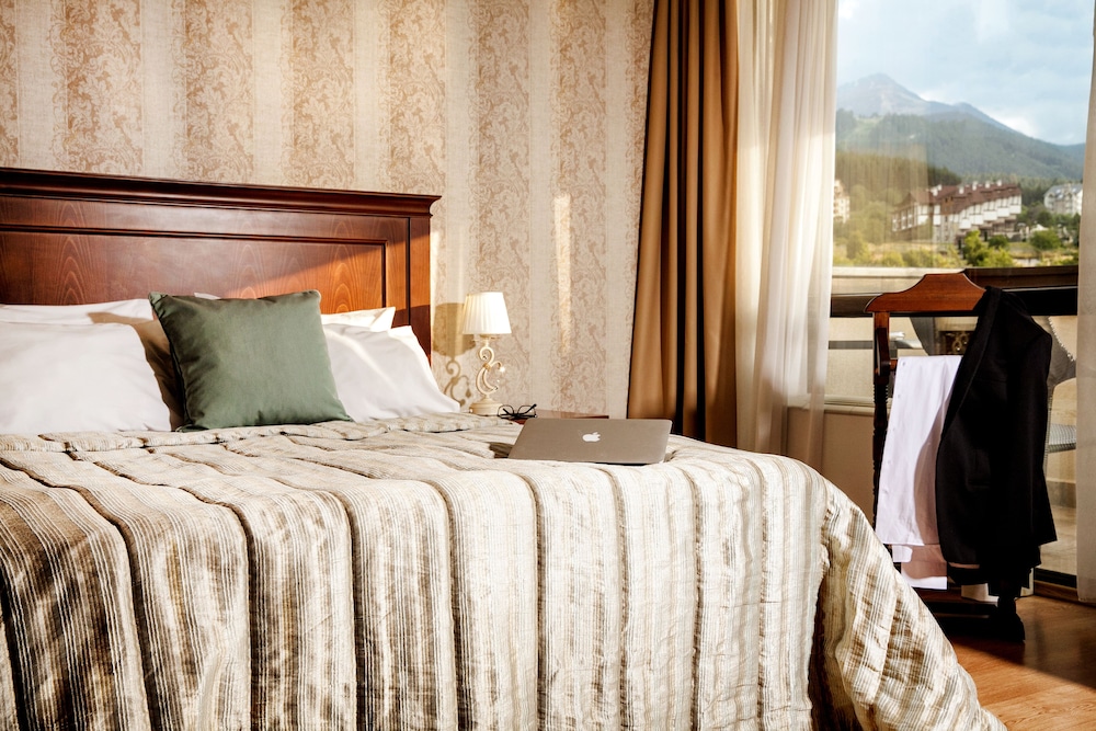Senior Suite, 1 Bedroom, Balcony, Mountain View photo 3