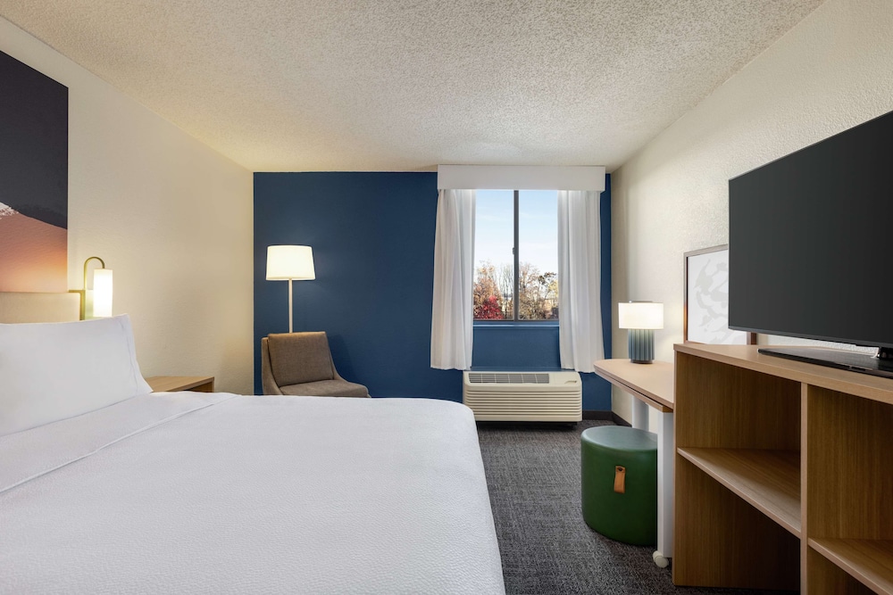 Room, 1 Queen Bed, Accessible (Mobility, Roll-in Shower) - Photo 1