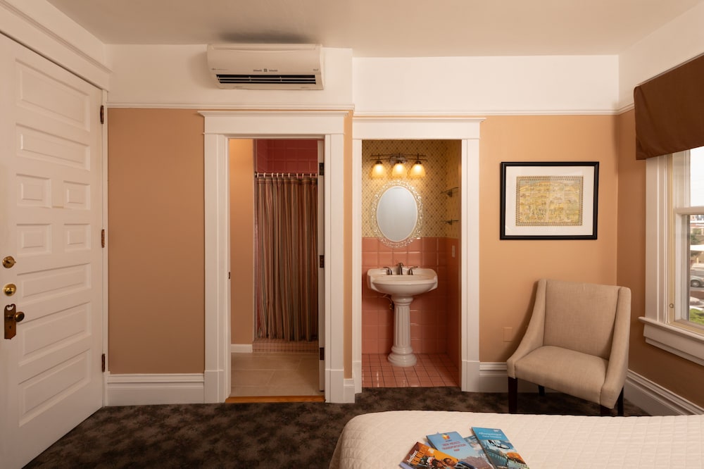 The Bernard Shandon Rodey Room photo 2