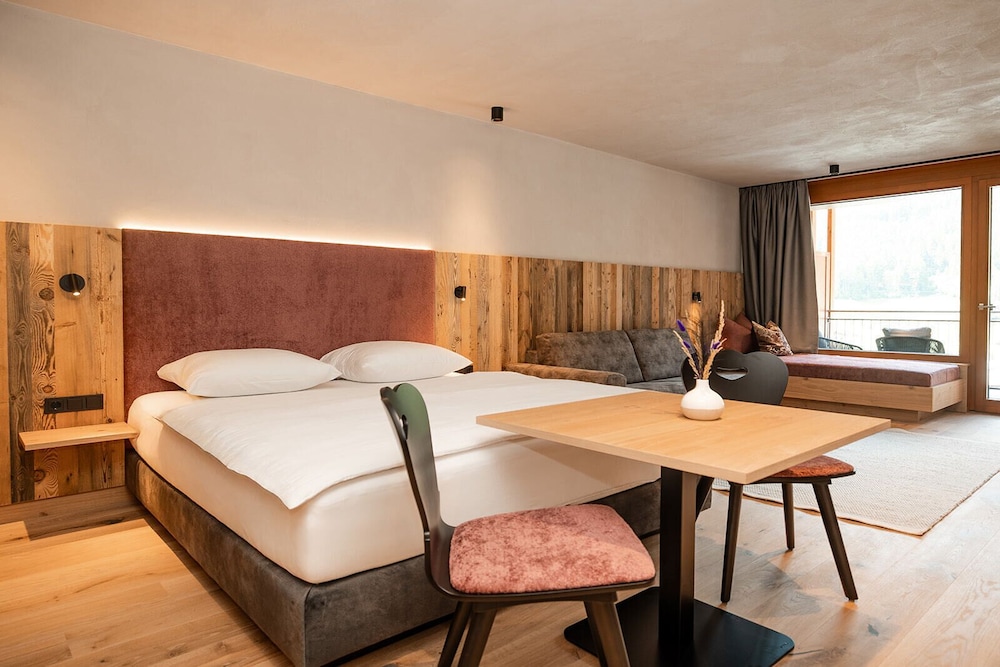 Deluxe Quadruple Room, 1 King Bed with Sofa bed, Balcony, Mountain View (Alpensuite)