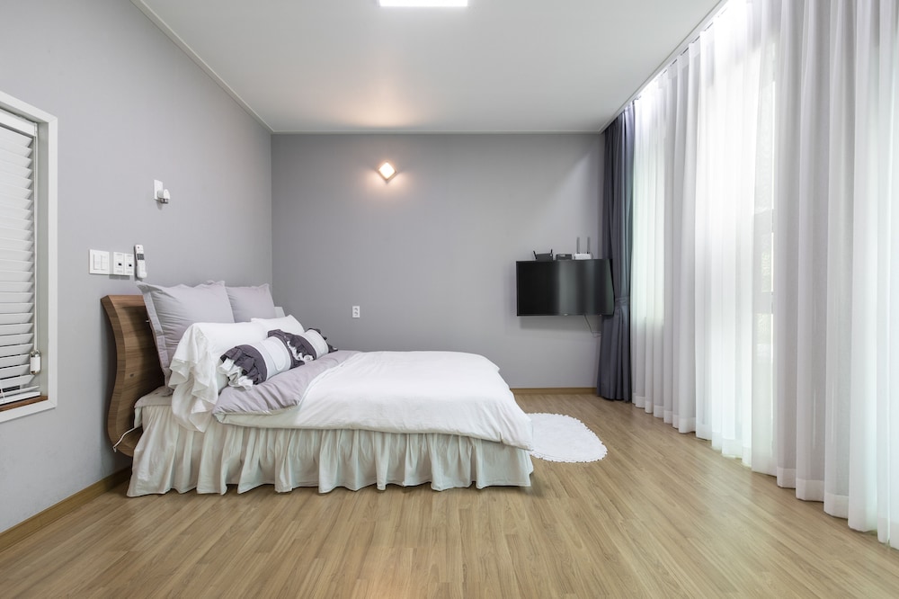 Basic Studio, 1 Queen Bed, Sea View (private whirlpool, 103) - Photo 1