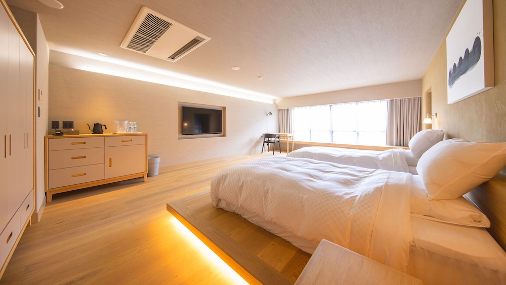 Premium Twin Room photo 3