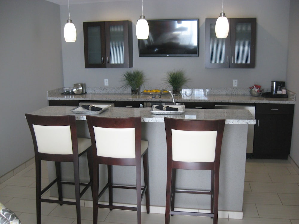 Suite, 1 Bedroom, Kitchen (Dining Area) photo 3