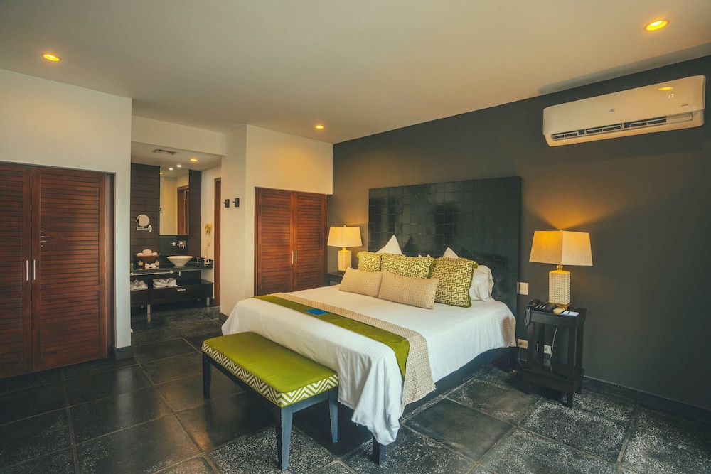 The Penthouse - Best Ocean Views - (# of bedrooms available depends on # of guests reserved) photo 3