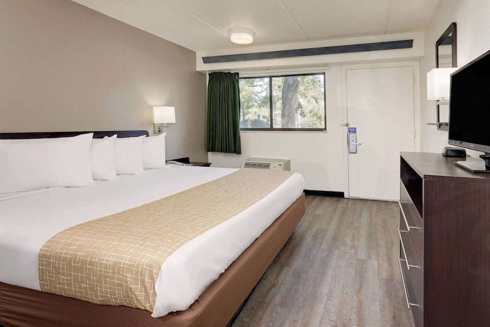 Standard Room, 1 King Bed - Photo 1