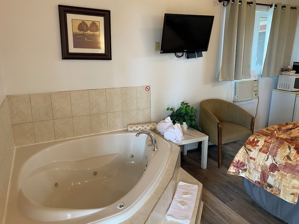 Suite, 1 Queen Bed, Non Smoking, Jetted Tub photo 2