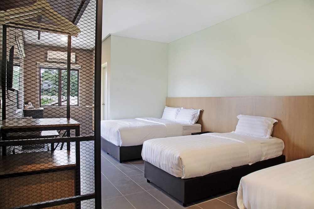 Economy Quadruple Room, Multiple Beds, Private Bathroom