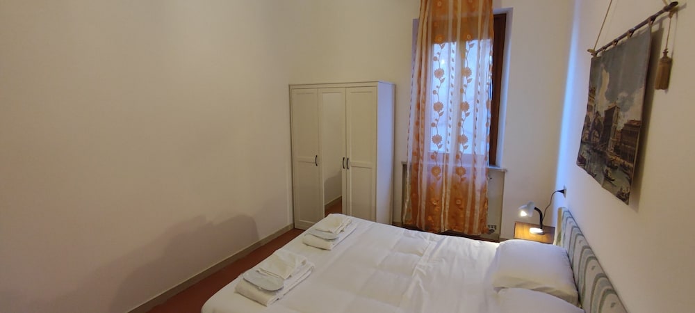 Standard Double or Twin Room, Shared Bathroom photo 3