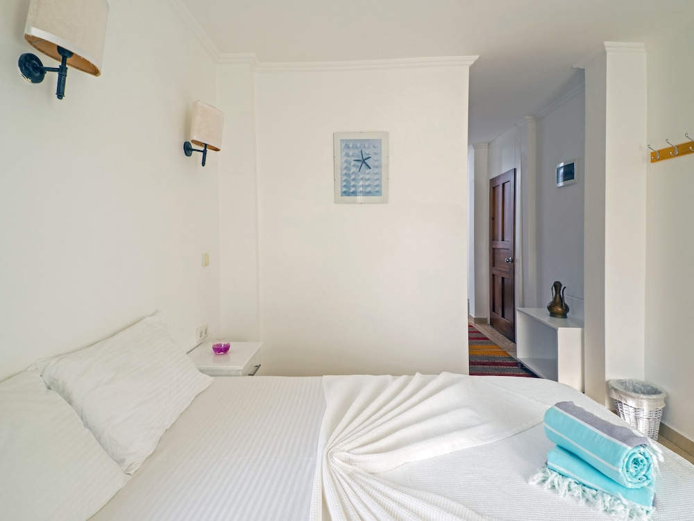 Deluxe Room, 1 Queen Bed With Sofa Bed, Partial Sea View