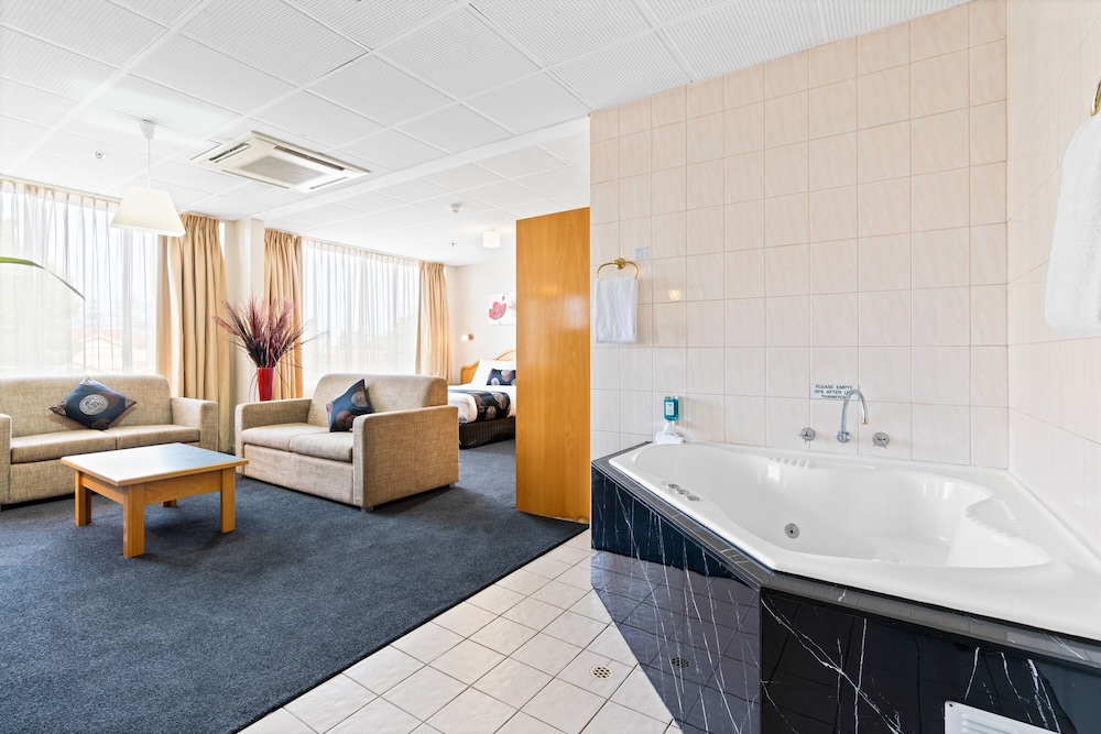 Deluxe Queen Spa Room