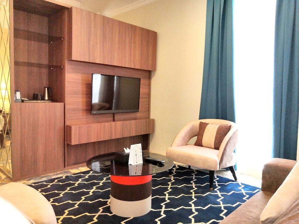 Junior Suite, 1 King Bed - Photo 2